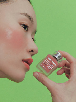 模特兒側面2指手持Alternative Stereo 水光保濕唇液 9ml No.3 Sugar Rose