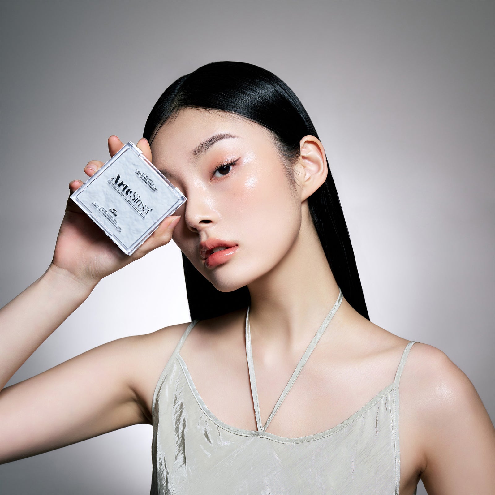 模特兒手持 ArteSinsa Unvoiced Eye Platte 眼影盤 #001 Wayward