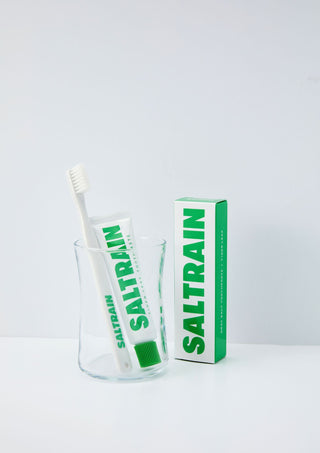 SALTRAIN 牙刷牙膏組合套裝 (綠色 100g) 放在杯中