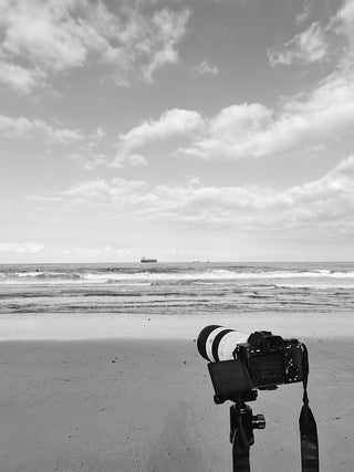 單反相機設置在沙灘中央拍攝