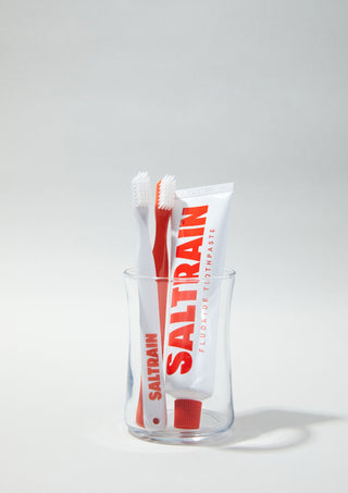 SALTRAIN 牙刷牙膏組合套裝 (紅色 100g) 放在杯中