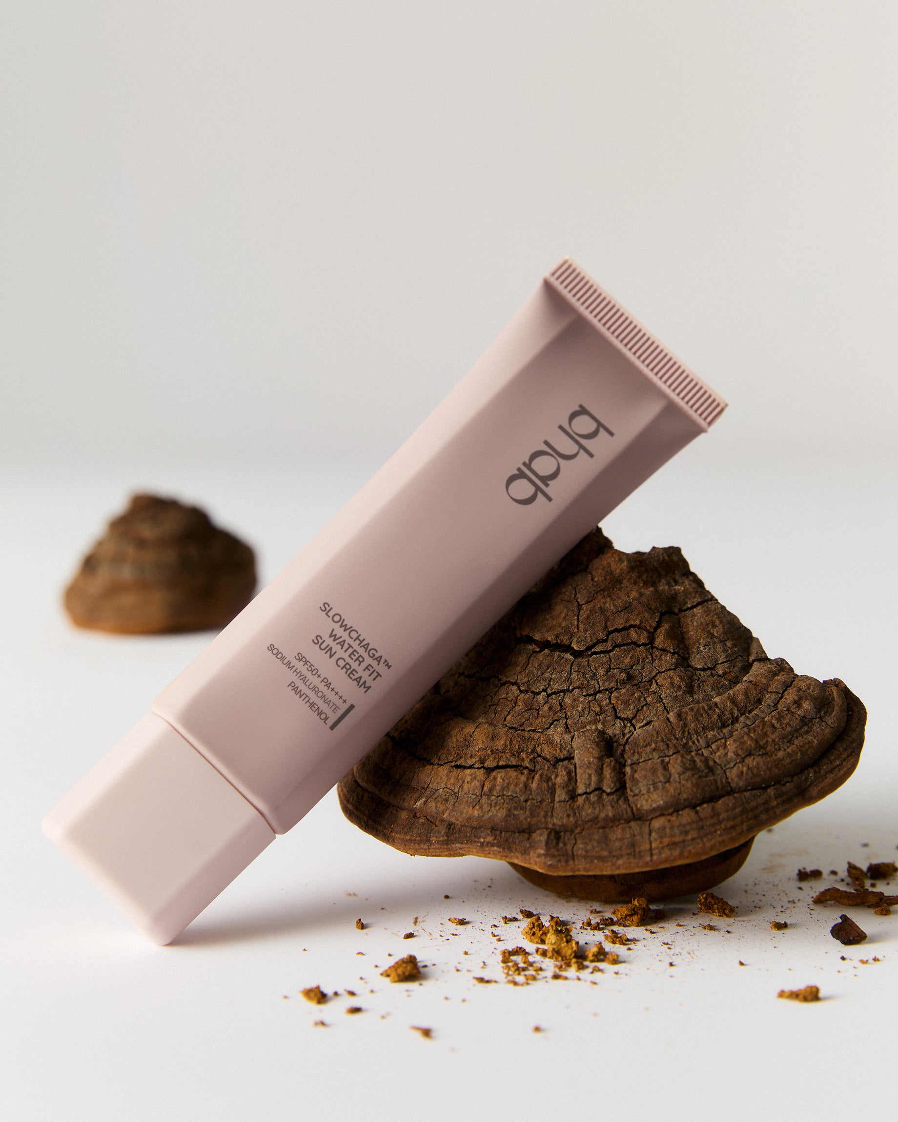 bhab SLOWCHAGA™ Water fir sun cream 50ml 斜放在CHAGA上