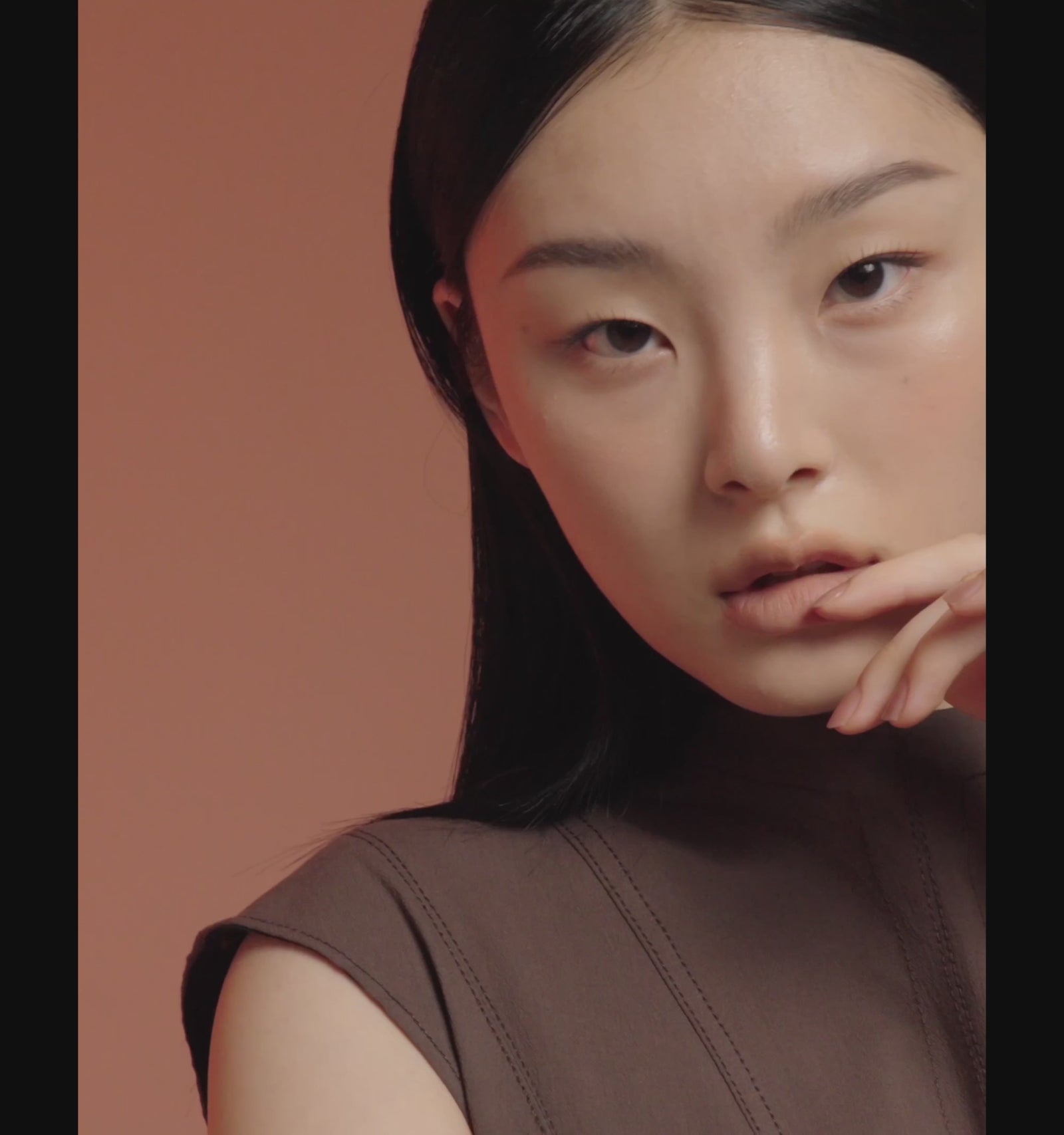 模特兒塗上 ArteSinsa Silky Blur Tint 唇釉 001 Neither